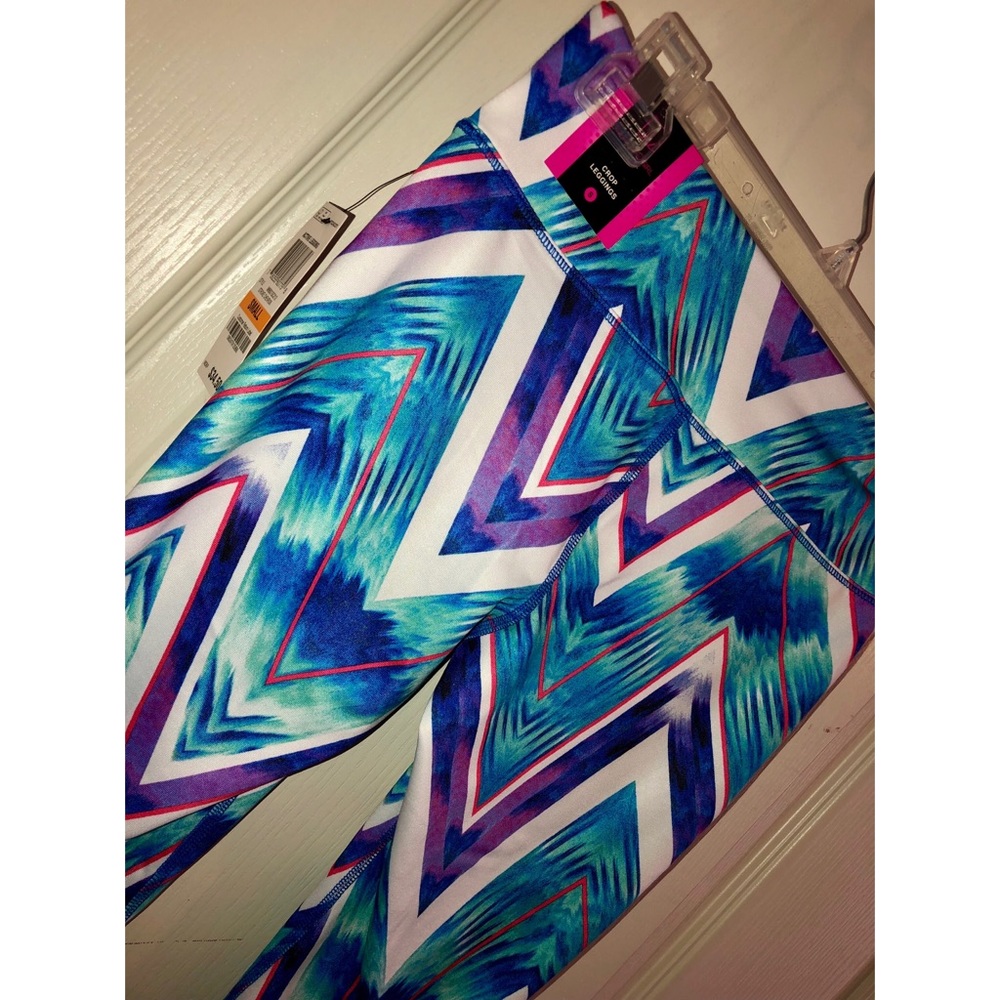 NWT chevron multicolored active crop leggings!